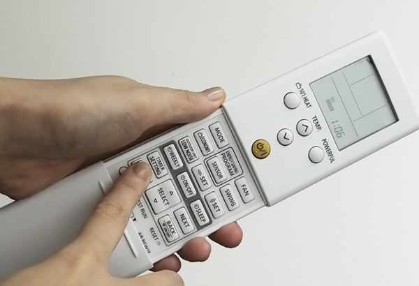 【Τηλεχειριστήριο, τύπος 1】 Πατήστε παρατεταμένα το κουμπί [SEND] ή [OFF(TIMER)] στο τηλεχειριστήριο για περισσότερο από 5 δευτερόλεπτα.